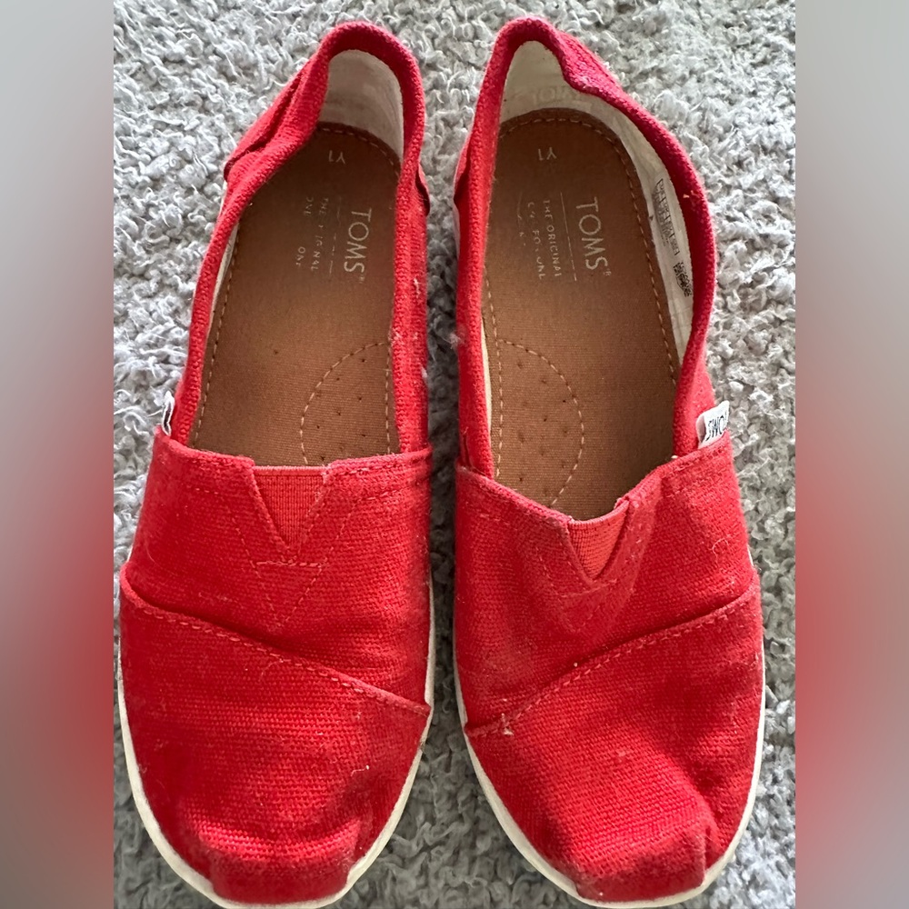 Toms kids shoes size 1 US. Comfortable and cute!